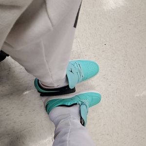 Im selling these  teal green jordans